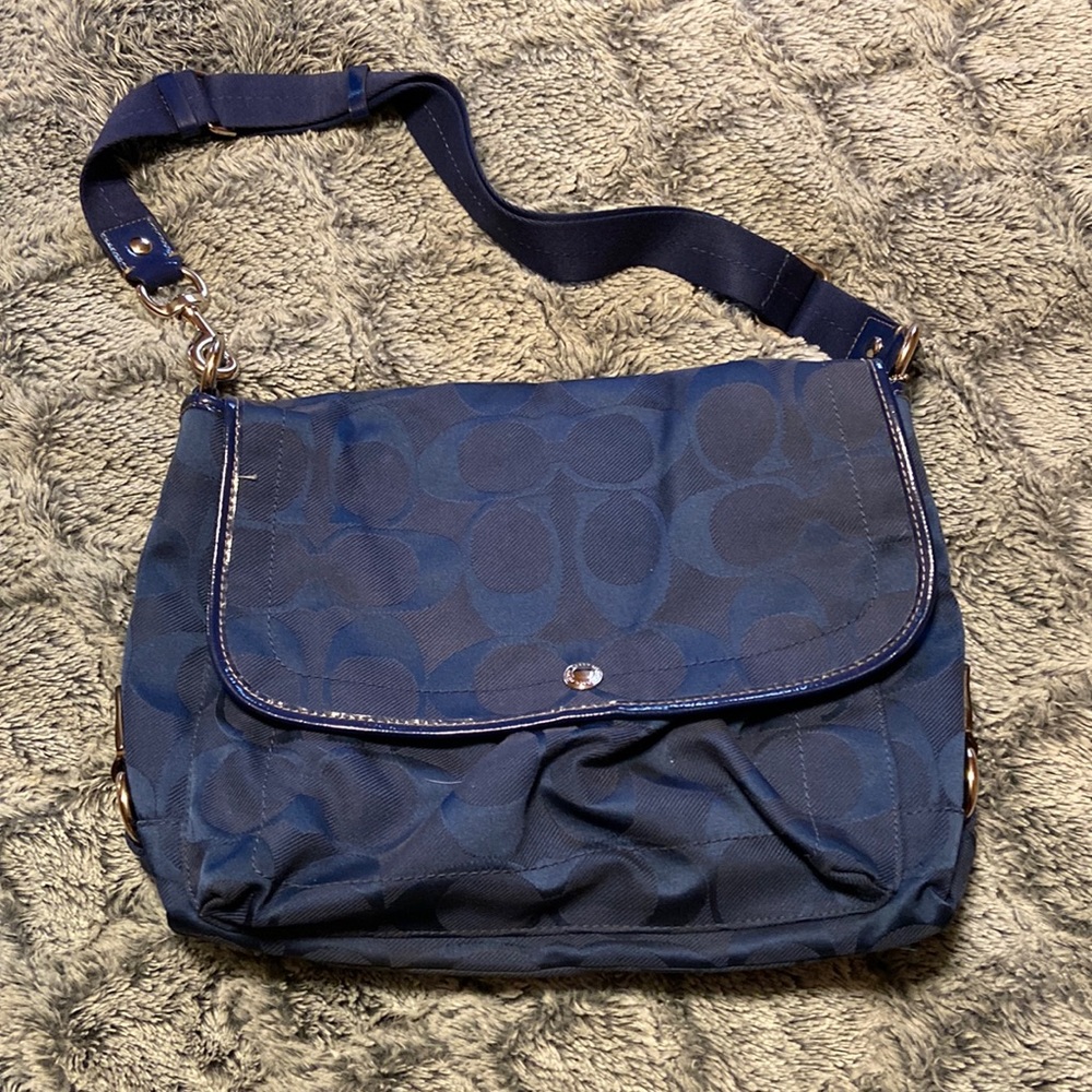 Coach purse in excellent condition, barely used.